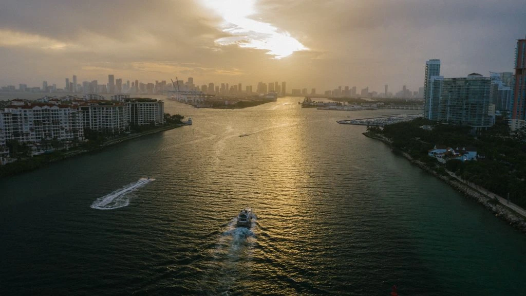 Panorama Miami z nabrzeża Brickell o złotej godzinie